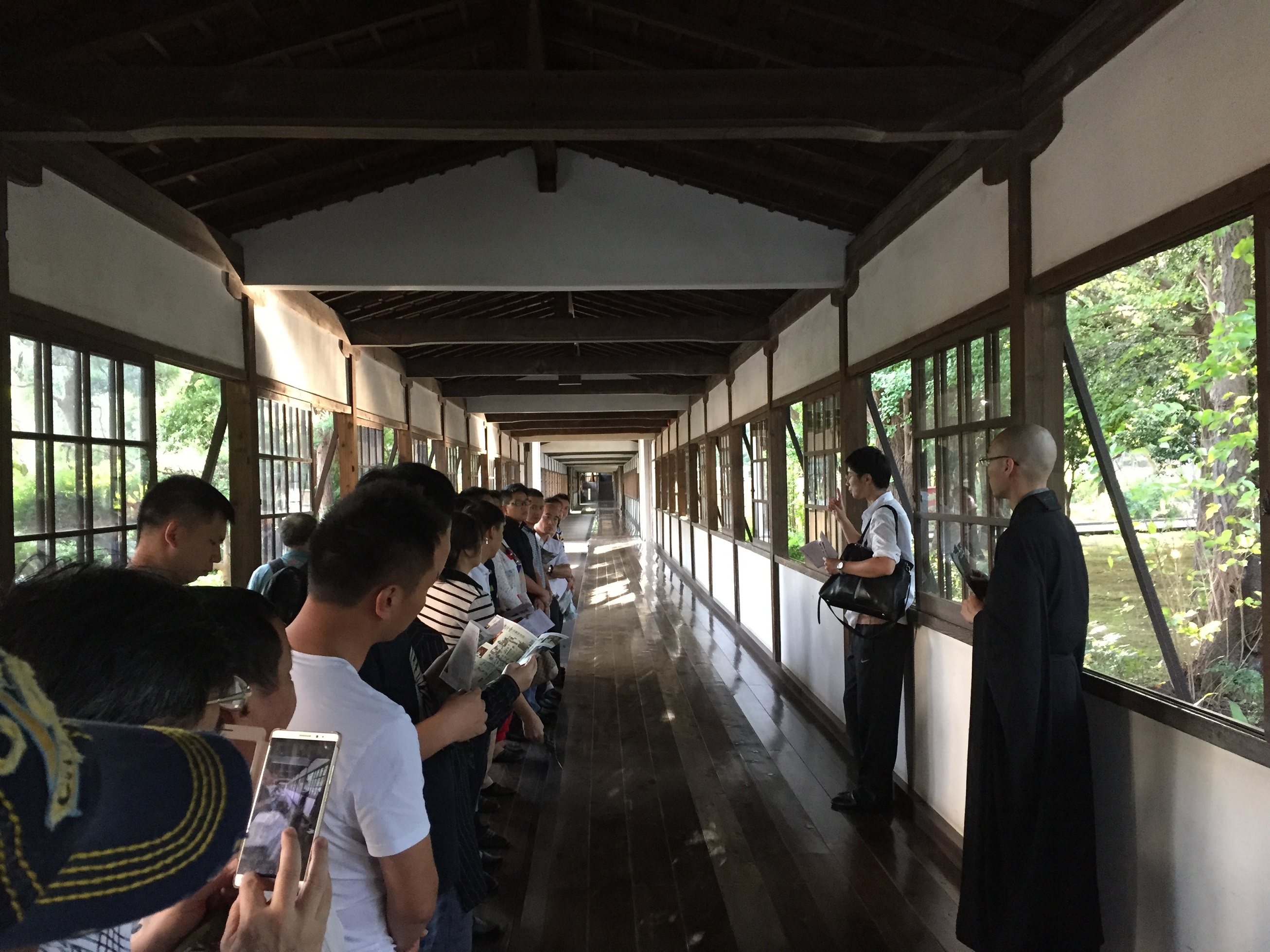 總持寺、磨き上げられた百間廊下に見入る参加者